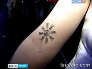 Фото тату: Рунический символ, выполненный в черном цвете, расположен на предплечье. Простой и лаконичный рисунок татуировки.