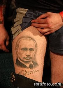 Фото тату на бедре с реалистичным портретом В.В. Путина и подписью. Рисунок выполнен в черно-серых тонах.