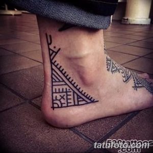 Фото тату в виде треугольника с руническими символами на лодыжке. Черно-белый рисунок, геометрический стиль, минималистичный и символичный дизайн.