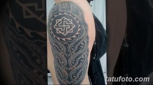 Фото тату на плече с изображением славянского символа и узоров. Черно-серый рисунок татуировки в стиле славянской орнаментики.