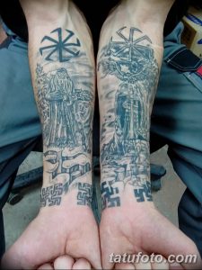 Фото тату на предплечьях с изображением славянских символов: коловрат, Перун, свастика. Черно-белый рисунок татуировки в реалистичном стиле.