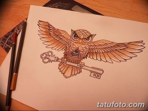Эскиз татуировки совы, держащей ключ с треугольником в центре. Использование коричневых и бежевых тонов.
