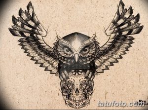Фото тату совы с черепом. Черно-белая татуировка в стиле blackwork с детальной проработкой перьев и узоров.