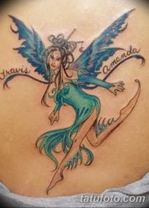Фото тату феи на спине с луком и стрелами, с надписями имен 'Travis' и 'Amanda'. Детализированный рисунок татуировки, символизирующий защиту и любовь.