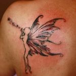 Фото тату с изображением феи с тонкими крыльями на плече. Детализированный рисунок татуировки в черно-белых тонах.