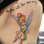 Фото тату феи на плече с надписью 'she flies with her own wings'. Детализированный рисунок татуировки в пастельных тонах.