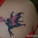 Фото тату феи на лопатке, выполненное в технике силуэта с использованием черного и розового цвета, украшенное блестящими звездами.