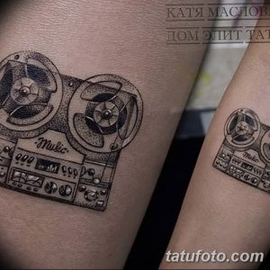 Фото тату: Маленький, детализированный рисунок старого магнитофона на руке, выполненный в технике дотворк. Идеальный эскиз тату для любителей музыки.
