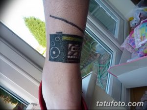 Фото тату минималистичного бумбокса на запястье, выполненного в черно-белых тонах. Простой и стильный рисунок татуировки.