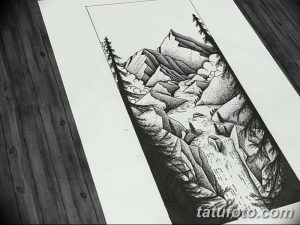 Черно-белый эскиз татуировки горного пейзажа с водопадом, предназначенный для нанесения на предплечье или рукав. Детализированный рисунок с точками и линиями.