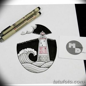 Черно-белый эскиз татуировки с изображением маяка, окруженного бушующими волнами. Символизирует надежду и стойкость в сложных жизненных ситуациях.