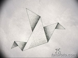 Черно-белый эскиз татуировки в виде оригами-журавлика, выполненный в минималистичном стиле с использованием точек. Изящный и символичный рисунок.