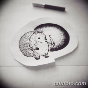 Милый эскиз татуировки с изображением бурундука, держащего зажженную спичку. Оригинальный и юмористический рисунок для любителей животных.