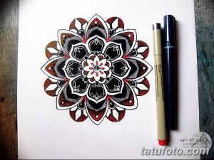 Черно-красный эскиз татуировки с изображением сложной мандалы. Стиль - орнамент и графика.