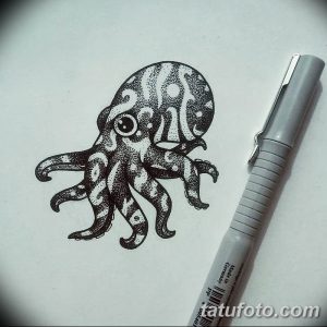 Черно-белый эскиз татуировки с изображением милого осьминога. Стиль - графика и минимализм.
