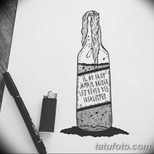 Черно-белый эскиз татуировки с изображением бутылки, внутри которой находится силуэт человека. На бутылке надпись на французском языке.