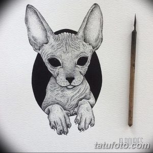 Эскиз татуировки, изображающий морду сфинкса, выполненную в технике pointillism (пуантилизм). Черно-белый рисунок создает реалистичное изображение с помощью множества точек.