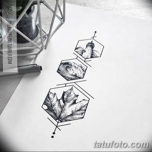 Черно-белое фото эскиза тату в геометрическом стиле, изображающего маяк, горы и лист клена, заключенные в шестиугольники. Оригинальный рисунок татуировки.