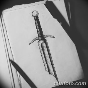 Черно-белый эскиз татуировки кинжала. Простой и лаконичный рисунок с использованием техники дотворк.