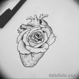 Черно-белый эскиз татуировки сердца, из которого растет роза. Детализированный рисунок с использованием штриховки.