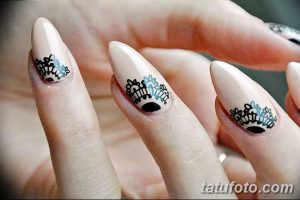 Фото тату на ногтях: бежевый фон с черным и голубым кружевом, острые ногти, маникюр, дизайн ногтей, идеи для тату.