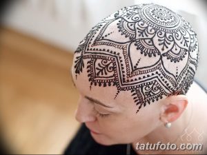 Фото тату хной на лысой голове мужчины. Сложный геометрический узор покрывает всю поверхность головы, создавая эффект головного убора.
