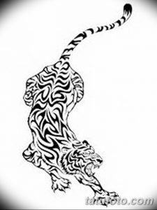 Черно-белый эскиз татуировки тигра, изображенного в прыжке. Стильный рисунок для любителей диких животных и символизма.
