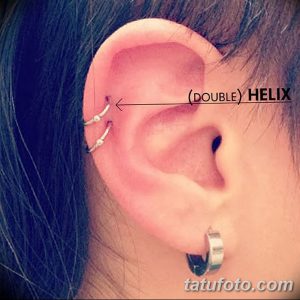 Фото тату: Двойной пирсинг Helix на ухе с использованием серебряных колец. Идеально для тех, кто хочет добавить немного дерзости и оригинальности своему образу.