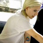фото Тату Скарлетт Йохансон от 10.11.2017 №006 - Scarlett Johansson Tatto - tatufoto.com