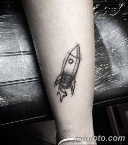 Фото минималистичной татуировки ракеты в стиле скетч на руке. Изображение выполнено тонкими линиями, имитирующими набросок.