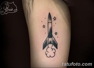 Фото минималистичной татуировки ракеты на руке. Изображение выполнено в черном цвете, с акцентом на контуры и простые формы.