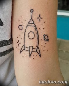 Фото тату с изображением простой ракеты, выполненной в стиле doodle, с использованием тонких черных линий. Минималистичный эскиз тату для любителей космоса.