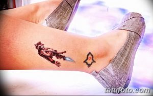 Фото тату: Маленькая цветная татуировка на лодыжке с изображением персонажа Ракета из Стражей Галактики и летящего сердца. Идеальные идеи для тату.