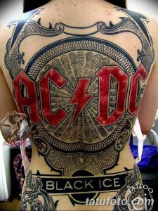Фото тату на спине мужчины: большая татуировка с логотипом группы AC/DC и надписью "Black Ice". Детализированный рисунок татуировки.