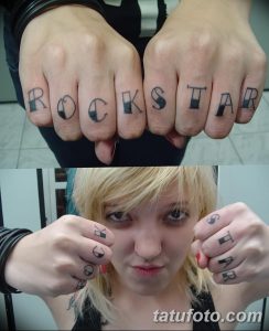Фото татуировки надписью 'ROCKSTAR' на фалангах пальцев. Черная татуировка выглядит дерзко и стильно.