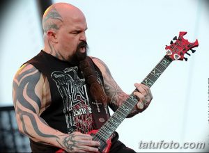 Фотография Занка, гитариста Black Label Society, с татуировками на руках и плечах в стиле трайбл и биомеханика.