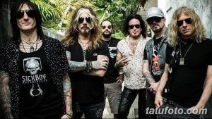 Фотография группы Buckcherry с музыкантами, демонстрирующими татуировки на руках и телах. Видны рисунки в стиле олд скул, черепа и другие мотивы.