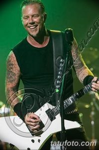 Фото тату: Джеймс Хетфилд из Metallica с татуировками на руках, демонстрирующими его музыкальную принадлежность и личные символы.