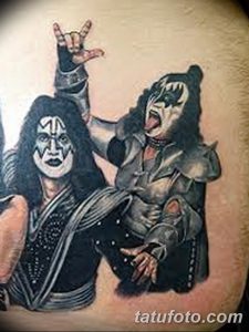 Фото тату с изображением двух участников группы KISS в гриме. Цветной рисунок в стиле реализм с яркими деталями.