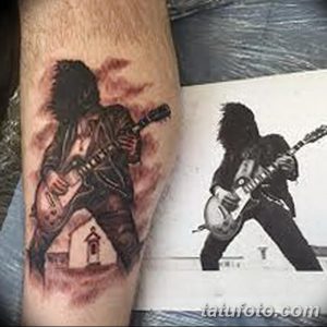 Фото тату Слэша, гитариста Guns N' Roses, на предплечье. Черно-красный рисунок в стиле реализм с детальной проработкой.