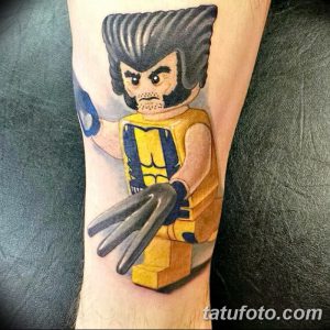 Фото тату Росомахи, выполненного в стиле Lego, на руке. Яркий и оригинальный рисунок с узнаваемыми элементами конструктора.