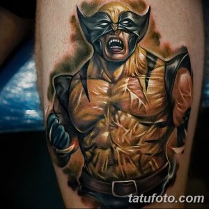 Фото яркой и детализированной татуировки Росомахи (Wolverine) на предплечье, выполненной в насыщенных желтых, синих и черных тонах.