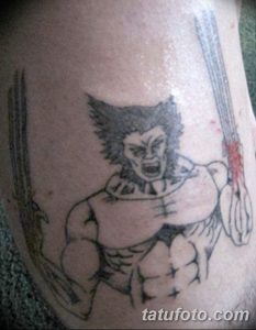 Фото простого эскиза татуировки Росомахи (Wolverine) на предплечье, выполненного в черно-белой гамме.