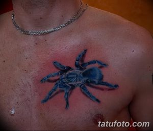 Фото тату яркого голубого паука на груди. Детализированный рисунок с использованием ярких оттенков синего и фиолетового. Подходит для тех, кто любит необычные цвета и насекомых.