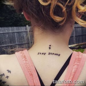 Фото татуировки на шее: точка с запятой и надпись 'Stay Strong'. Черно-белый рисунок, минималистичный стиль.