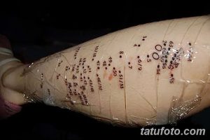 Фото тату: татуировка на руке, состоящая из множества чисел, расположенных хаотично. Оригинальный и загадочный дизайн.