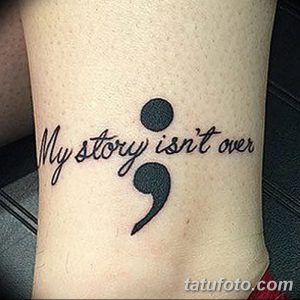 Фото тату: черная татуировка на лодыжке с надписью "My story isn't over" и символом точки с запятой. Мотивационная татуировка.