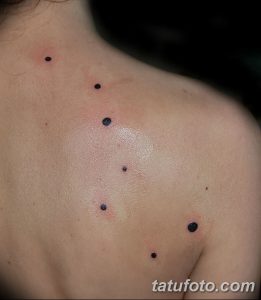 Фото тату из точек, расположенных на груди в виде абстрактного узора. Минималистичный и оригинальный рисунок татуировки.