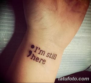 Фото тату с надписью 'I'm still here' на запястье. Простая и лаконичная татуировка, выражающая силу духа и надежду.
