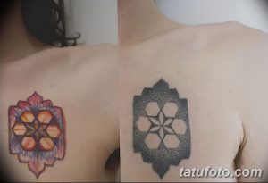 Фото двух татуировок в стиле мандала на груди. Одна цветная, другая черно-белая. Симметричные и сложные рисунки татуировок.
